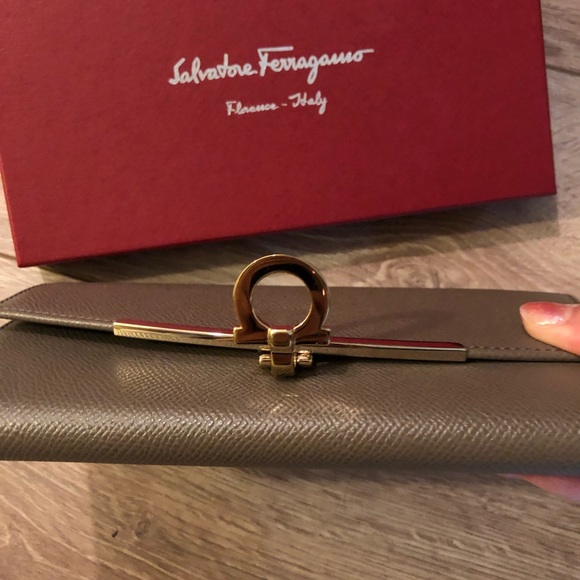 Brand new Salvador Ferragamo long wallet with ID card holder. - Picture 4 of 7